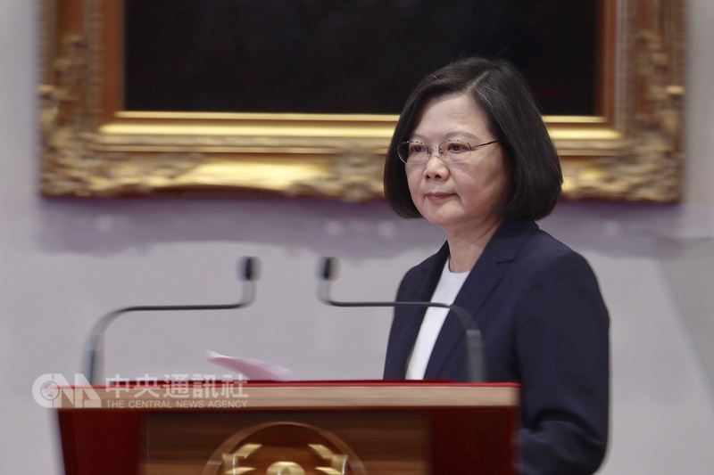 中華民國正式與布吉納法索斷交,總統蔡英文24日晚間在總統府召開記者會表示,面對中國一連串的外交打壓,這樣的蠻橫作為,已經挑戰台灣社會底線,「我們不會再忍讓」。中央社記者吳翊寧攝 107年5月24日