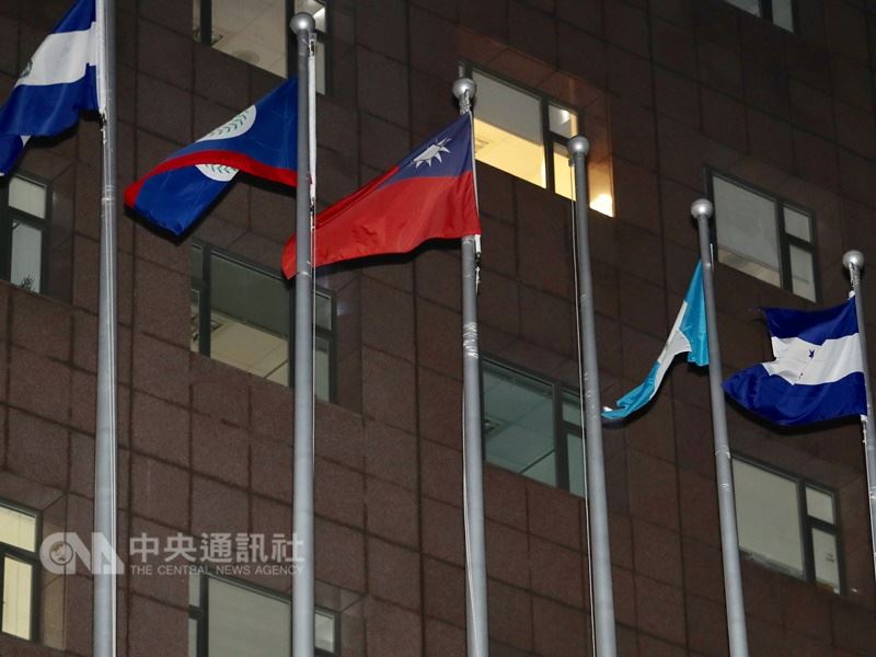 外交部長吳釗燮24日晚間在記者會中正式宣布,布吉納法索與中華民國斷交,外交部也隨即將布吉納法索國旗降下。中央社記者張皓安攝 107年5月24日