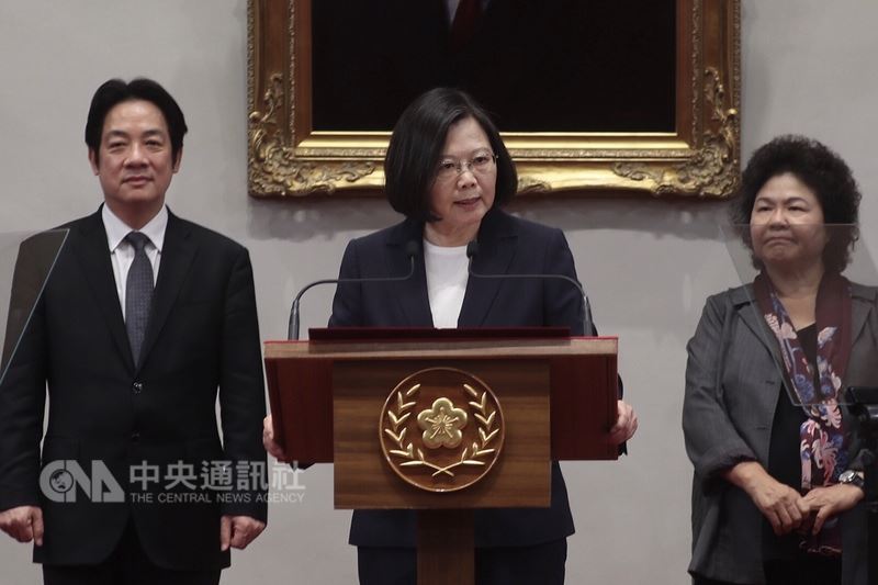 中華民國24日正式與布吉納法索斷交,總統蔡英文(中)晚間在總統府召開記者會表示,這一連串外交打壓,充分顯露出中國不安與缺乏自信;中國蠻橫作為,已經挑戰台灣社會的底線,「我們不會再忍讓」。右為總統府秘書長陳菊,左為行政院長賴清德。中央社記者吳翊寧攝 107年5月24日