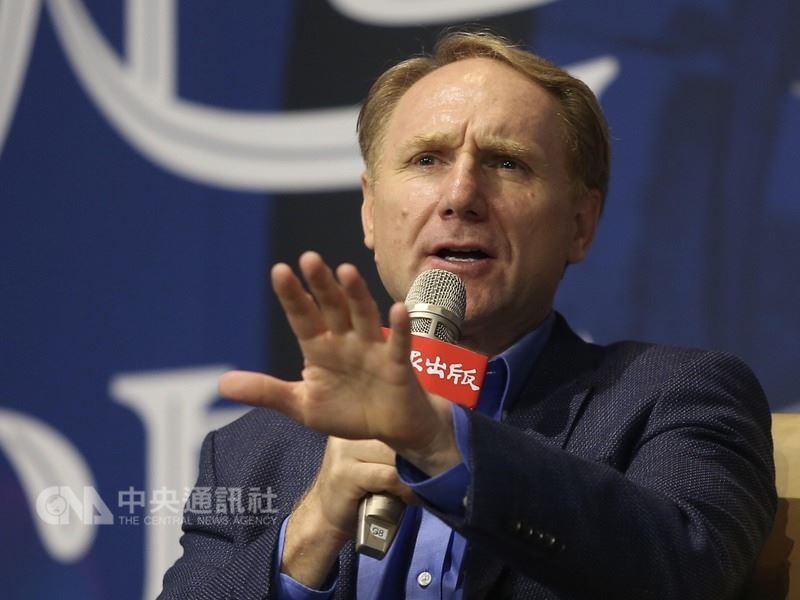 美國暢銷書作家丹.布朗(Dan Brown)訪台,25日在台北出席媒體見面會,分享新作品「起源」的創作理念。中央社記者徐肇昌攝 107年5月25日