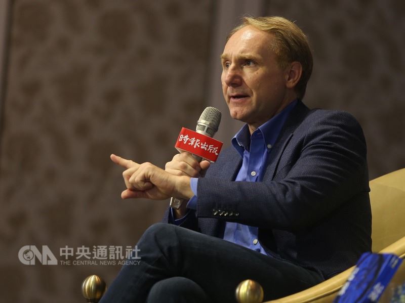 美國暢銷書作家丹.布朗(Dan Brown)訪台,25日在台北出席媒體見面會,並分享創作理念。中央社記者徐肇昌攝 107年5月25日