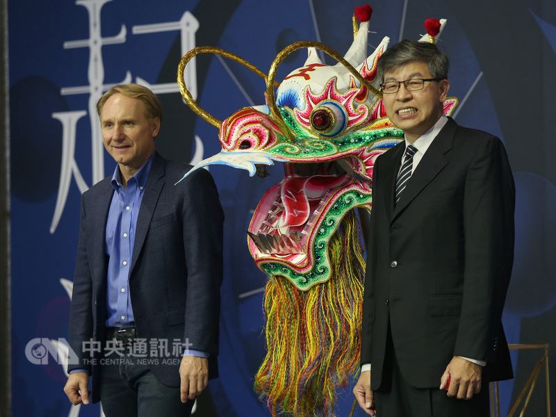 美國暢銷書作家丹布朗(Dan Brown)(左)訪台,25日在台北出席媒體見面會,主辦單位特別贈送台灣傳統工藝紙紮龍頭給丹布朗。中央社記者徐肇昌攝 107年5月25日
