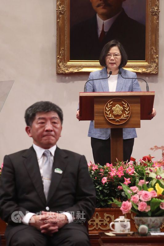 總統蔡英文(右)26日在總統府接見「世衛行動團」時宣布,將捐贈100萬美元給世界衛生組織對抗伊波拉病毒。中央社記者吳翊寧攝 107年5月26日