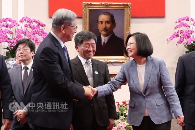 總統蔡英文(右)26日在總統府接見「世衛行動團」,並與無任所大使吳運東(前左)握手致意,感謝他對國家的貢獻。右2為衛福部長陳時中。中央社記者吳翊寧攝 107年5月26日