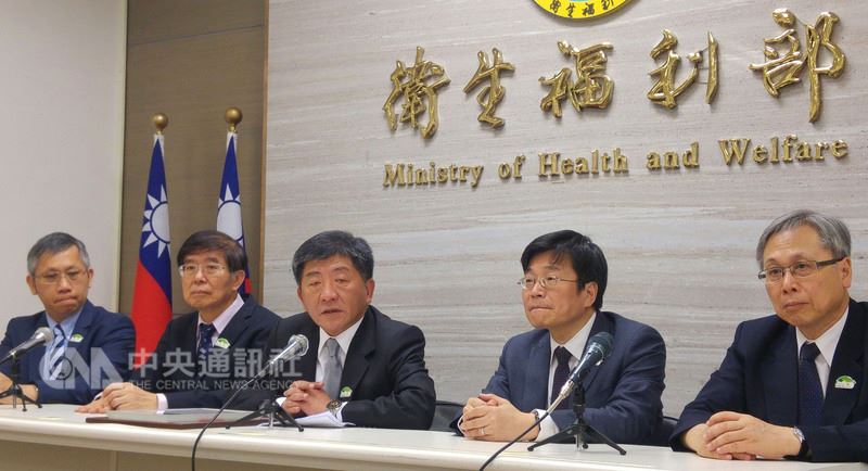 總統蔡英文26日宣布捐100萬美元給世界衛生組織(WHO),遭外界質疑是金錢外交。衛福部長陳時中(中)上午在衛福部召開世衛行動團返國記者會時強調,「防疫無國界」,捐款僅是盡台灣人道、國際援助義務,無關金錢外交。中央社記者施宗暉攝 107年5月26日