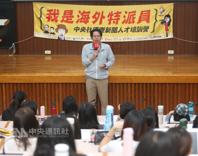 中央社「我是海外特派員」培訓營南部場26日登場,董事長劉克襄(中)出席致詞,希望培訓營能提升學員的國際觀高度。中央社記者張新偉攝 107年5月26日