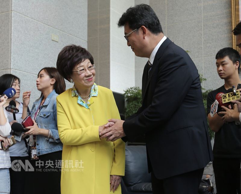 前副總統呂秀蓮(左3)、民主進步黨立委姚文智(右2)26日出席民進黨2018年台北市長候選人電視政見發表會,會前兩人握手致意。中央社記者徐肇昌攝 107年5月26日