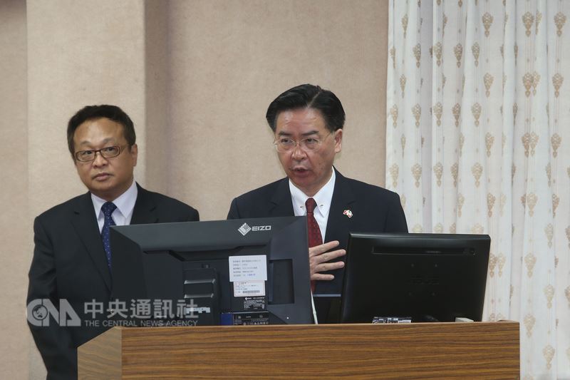 美國眾議員提出「台灣國防評估委員會法」,以加強台灣防衛能力;外交部長吳釗燮(右)28日在立法院外交委員會表示,美國國會再一次推動友台法案,顯示美國會堅強支持台灣的力量,台灣政府與人民高度感謝。中央社記者吳家昇攝 107年5月28日
