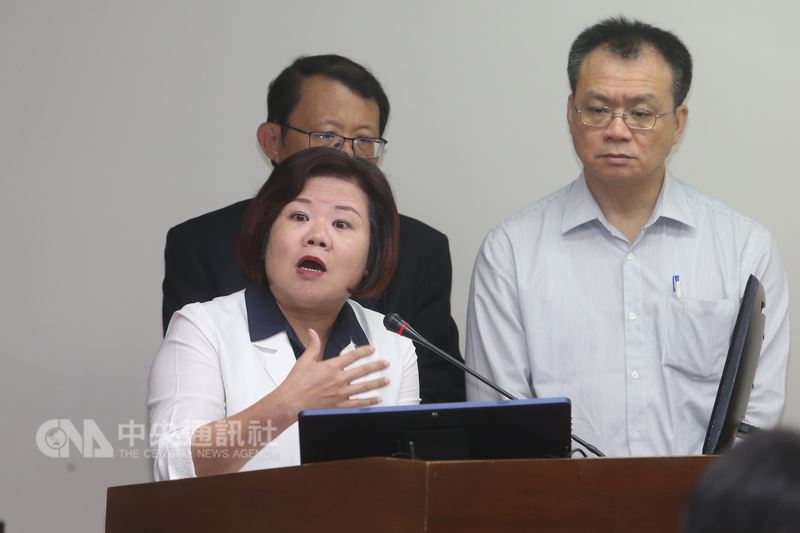 27日台北、板橋及台中都創下氣象站設站以來5月新高溫,勞工是否能放高溫假又引起關注,勞動部長許銘春(前)28日說,目前還沒考慮放高溫假,但這是好問題,會想一想。中央社記者吳家昇攝 107年5月28日