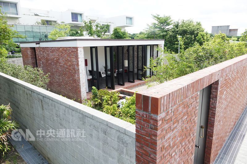 王大閎興建的「建國南路自宅」,重現於台北市立美術館旁的圓山美術公園內。(中央社檔案照片)