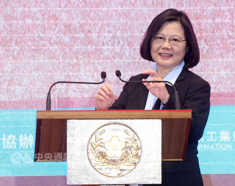 總統蔡英文2日在總統府出席首屆總統盃社會創新黑客松決選暨頒獎典禮,致詞鼓勵得獎團隊。中央社記者鄭傑文攝 107年6月2日