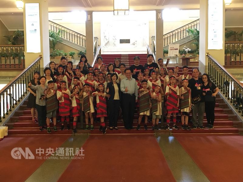 新竹縣尖石鄉嘉興國小義興分校原民部落合唱團,6月2日參與維也納「舒伯特國際合唱競賽」,駐奧地利代表史亞平(前排中著黑西裝者)前往加油打氣。(圖駐奧地利代表處提供)中央社記者唐佩君布魯塞爾傳真 107年6月3日