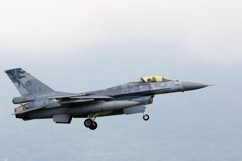花蓮基地一架F-16單座戰機(機號6685號)4日下午在北部空域執行演訓任務時失聯。圖為航迷於4日上午拍到該架戰機。(陳姓航迷提供)