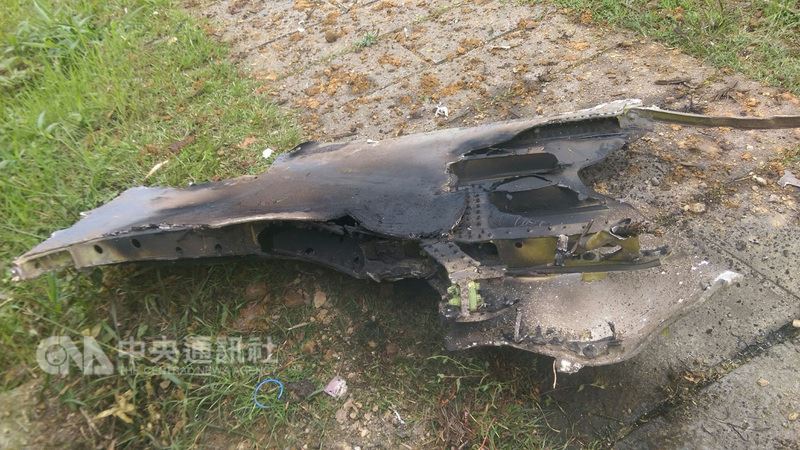 空軍花蓮基地一架F-16戰機4日下午執行漢光演習任務時,在基隆附近空域失聯,新北市消防局表示,一名登山客在瑞芳山區發現疑似殘骸。(新北市消防局提供)中央社 107年6月4日
