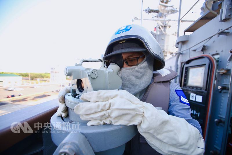 國軍漢光34號演習4日展開,海軍官兵於接獲緊急出港命令後,瞭望手立即於艦上實施目視任務。(軍聞社提供)中央社記者游凱翔傳真 107年6月4日