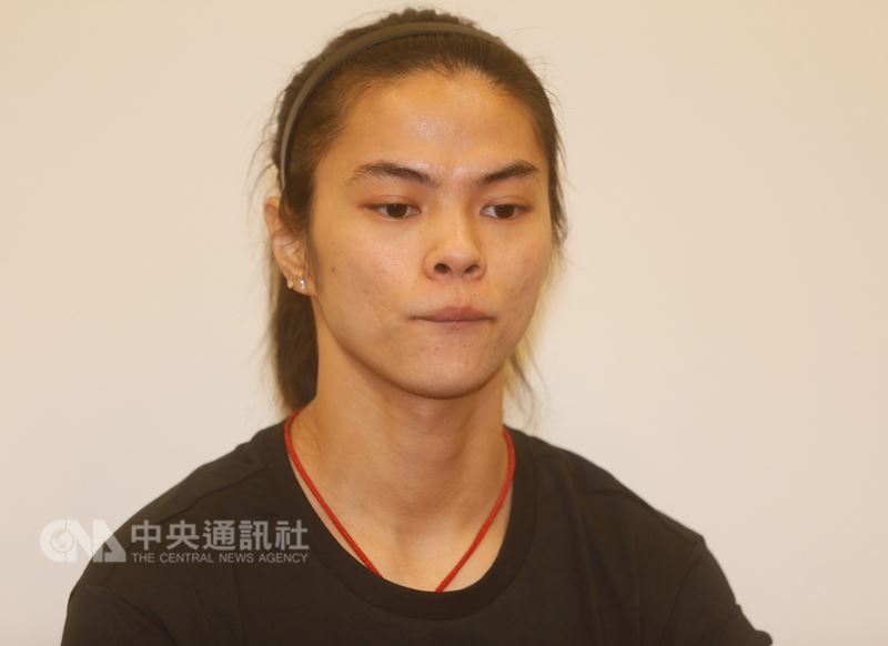 台灣舉重奧運金牌女將許淑淨因復健不及,3日先透過臉書宣布將退出亞運培訓並結束選手生涯,4日下午親自出面,在左營國訓中心召開記者會說明決定引退過程,一度哽咽。中央社記者董俊志攝 107年6月4日