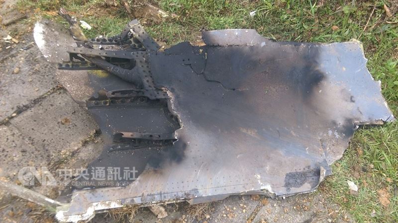 空軍花蓮基地一架F-16戰機4日下午執行漢光演習任務時,在基隆附近空域失聯,在瑞芳山區發現疑似殘骸。 (新北市消防局提供) 中央社 107年6月4日