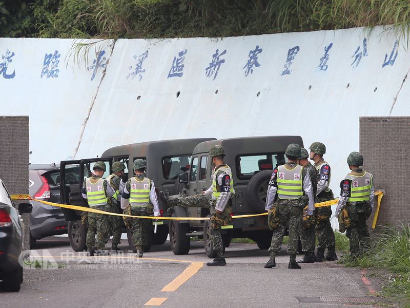 空軍花蓮基地一架F-16戰機4日下午在北部空域驚傳失聯,並在新北市五分山一帶發現疑似機體殘骸,軍警消全力動員搜救,並針對五分山雷達站連外道路進行管制,現場可見許多憲兵車隊進駐。中央社記者徐肇昌攝 107年6月4日