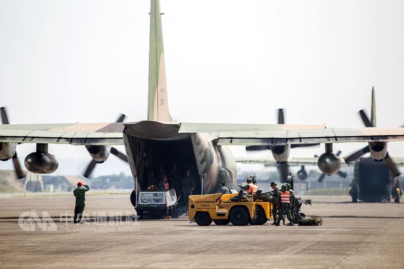 國軍漢光34號演習實施,空軍C-130運輸機4日執行漢光34號演習戰備轉場任務,於空軍新竹基地進行戰備物資人員裝載後,依計畫前往戰力保存位置。(軍聞社提供)中央社記者游凱翔傳真 107年6月4日