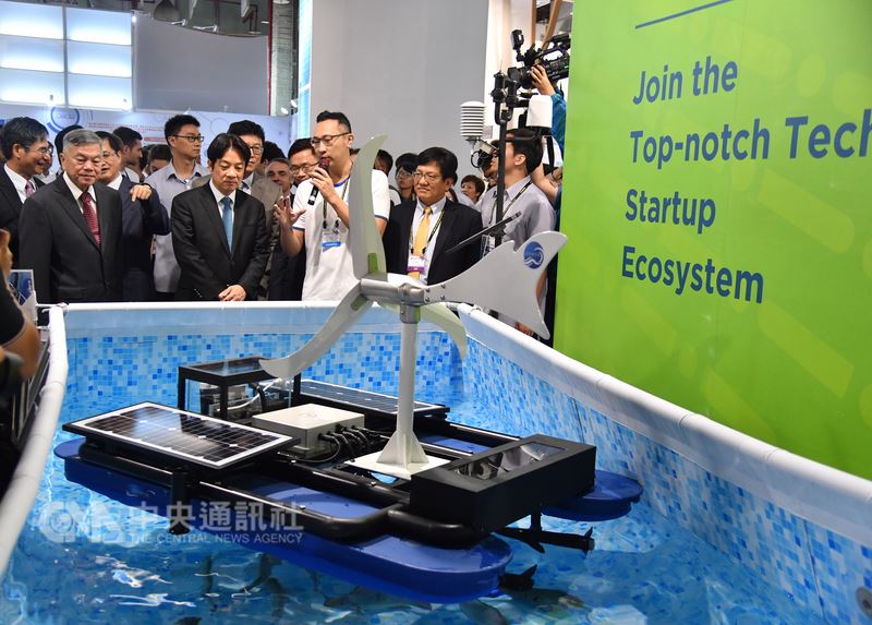 台北國際電腦展(Computex Taipei)InnoVEX新創特展6日在台北世貿三館登場,行政院長賴清德(前左2)上午親自出席開幕式,並現場參觀展出內容。中央社記者王飛華攝 107年6月6日