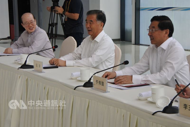 中國大陸全國政協主席汪洋(右2)與中國大陸國台辦主任劉結一(左1)6日與在福建工作的台灣人座談時表示,要促進兩岸交流更好發展,大陸還是應該做更多努力。中央社記者張淑伶廈門攝 107年6月6日