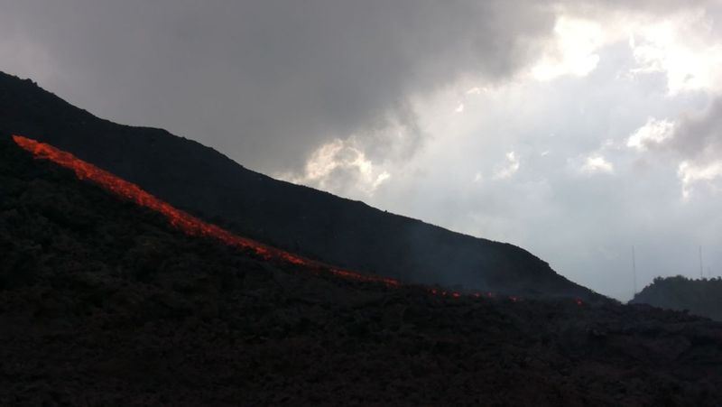 瓜地馬拉火峰火山3日出現40年來最嚴重爆發,截至目前已確認109人死亡。圖為火峰火山爆發湧出熔岩流。(圖取自瓜地馬拉緊急事務處理署臉書facebook.com/pg/conredgt)