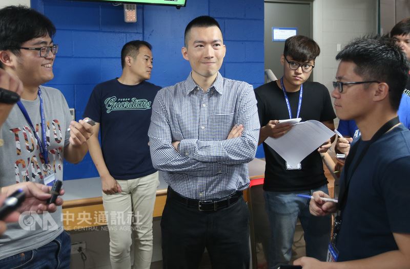 中華職棒富邦悍將隊領隊蔡承儒(中)10日在新莊棒球場表示,將邀請旅美棒球好手王建民擔任二軍客座投手教練,為期3週,盼助選手成長。中央社記者張新偉攝 107年6月10日