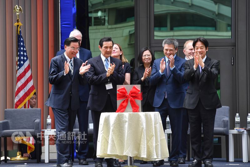 美國在台協會(AIT)台北內湖新館12日落成,總統蔡英文(右4)、前總統馬英九(前左2)皆出席見證,慶祝新館落成。前右起為行政院長賴清德、AIT台北辦事處長梅健華,前左為外交部長吳釗燮。中央社記者王飛華攝 107年6月12日