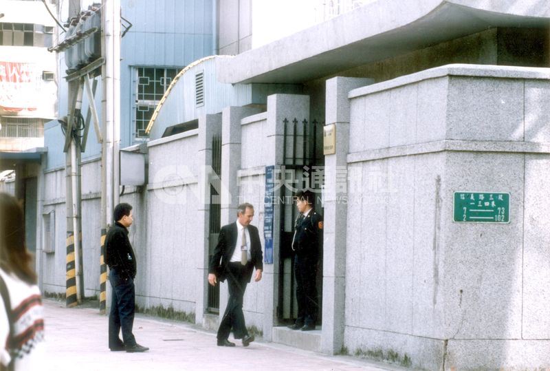1991年因伊拉克對以色列發動飛彈攻擊,波斯灣戰情升高,美國在台協會除了原先的警衛外,還加派便衣警察以增強防範措施。(中央社檔案照片)