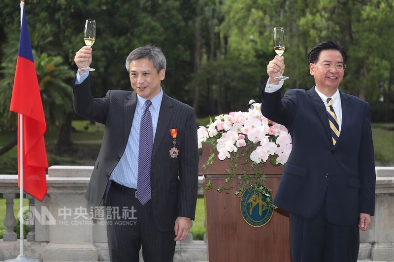 外交部長吳釗燮(右)13日在台北賓館頒贈特種外交獎章給美國在台協會(AIT)處長梅健華(左),兩人舉杯向觀禮來賓致敬。中央社記者吳翊寧攝 107年6月13日
