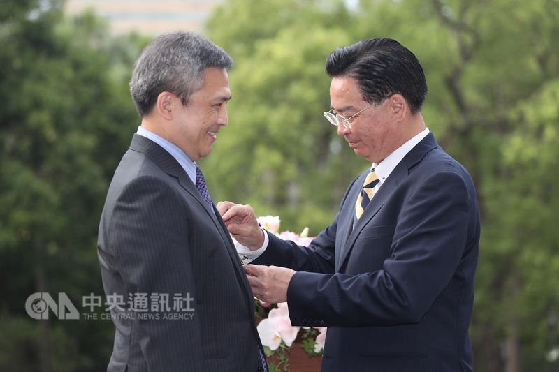 外交部長吳釗燮(右)13日在台北賓館頒贈美國在台協會(AIT)台北辦事處長梅健華(Kin Moy)(左)「特種外交獎章」,感謝他的貢獻及付出。中央社記者吳翊寧攝 107年6月13日
