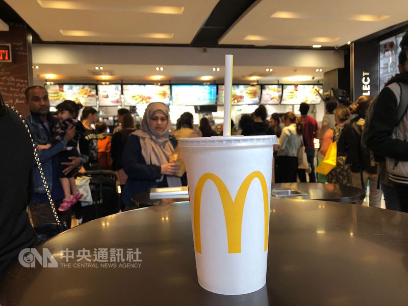 環保意識高漲,1361家英國與愛爾蘭麥當勞分店將在9月開始擴大禁用塑膠吸管,改用紙吸管。 中央社記者戴雅真倫敦攝 107年6月15日