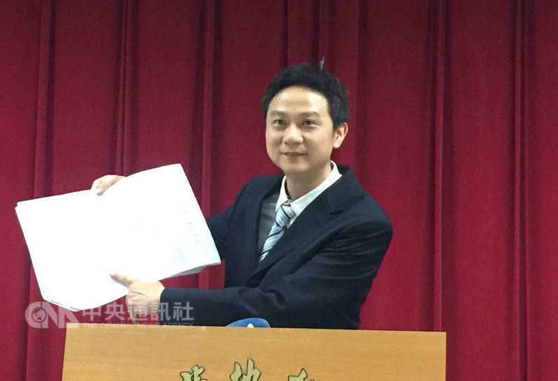 花蓮地檢署主任檢察官王怡仁（圖）表示，花蓮0206地震致雲門翠堤大樓倒塌案，歷經4個月抽絲剝繭針對雲門翠堤大樓設計、施工及日後使用、變更狀況進行清查後，15日偵查終結，起訴建商3人。中央社記者李先鳳攝　107年6月15日