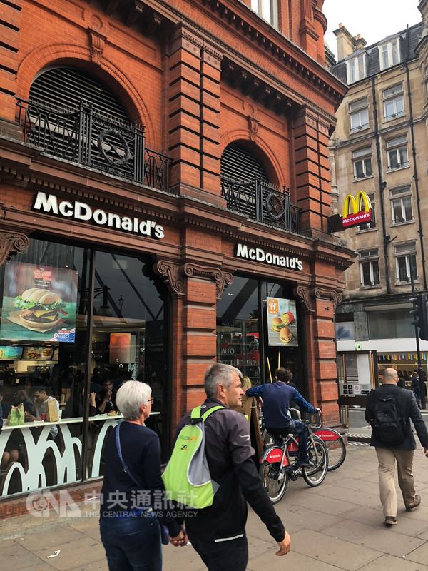 英國麥當勞15日宣布,1361家英國與愛爾蘭麥當勞分店將在9月開始擴大禁用塑膠吸管,改用紙吸管。中央社記者戴雅真倫敦攝 107年6月15日