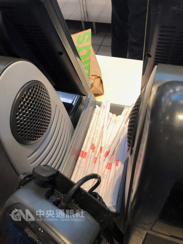 英國麥當勞分店雖然並非都提供紙吸管,但過去放在外頭任人拿取的塑膠吸管被移到了櫃檯內,必須向店員索取。中央社記者戴雅真倫敦攝 107年6月15日