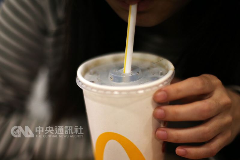 根據外媒報導,法國的麥當勞連鎖速食餐廳規劃於18日起,執行以其他方式取代塑膠吸管的測試,可能改用不含塑料的吸管或特殊設計的杯子。(中央社檔案照片)