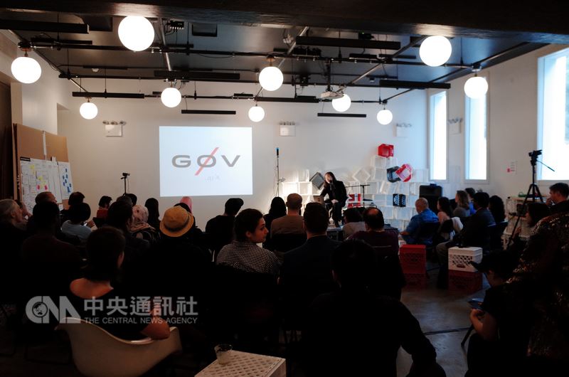 行政院政務委員唐鳳(台上操作筆電者)10至17日訪問紐約,參加工作坊分享台灣數位治理經驗,她希望學員成為種子講師,讓台灣經驗也能在紐約生根發芽。(唐鳳辦公室提供)中央社記者尹俊傑紐約傳真 107年6月18日