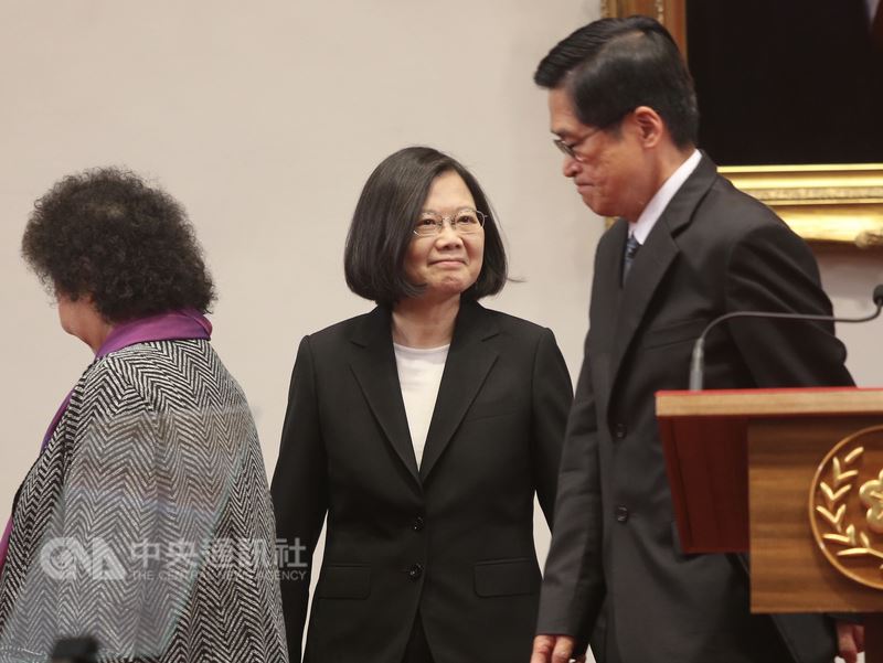 立法院臨時會院會20日晚間三讀修正通過陸海空軍軍官士官服役條例部分條文,總統蔡英文(中)21日在總統府秘書長陳菊(左)與國防部長嚴德發(右)等人的陪同下,針對年金改革方案通過發表談話,向軍公教表達謝意與歉意。 中央社記者徐肇昌攝 107年6月21日