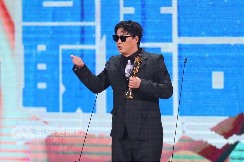 第29屆金曲獎頒獎典禮23日晚間在台北小巨蛋舉行,歌手蕭煌奇以「人生我敬你一杯」獲得最佳台語男歌手獎。中央社記者吳翊寧攝 107年6月23日