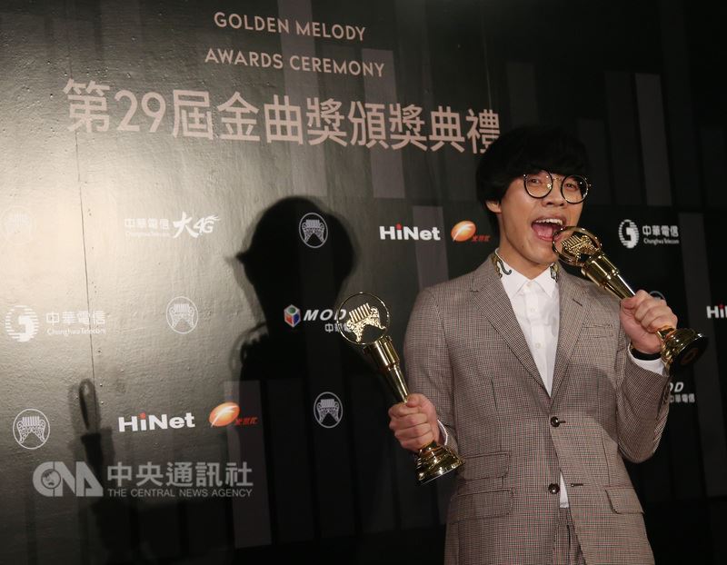 第29屆金曲獎23日晚間在台北小巨蛋舉行頒獎典禮,歌手盧廣仲以「魚仔」拿下率先拿下最佳作曲人獎與年度歌曲獎兩個獎項。中央社記者張新偉攝 107年6月23日