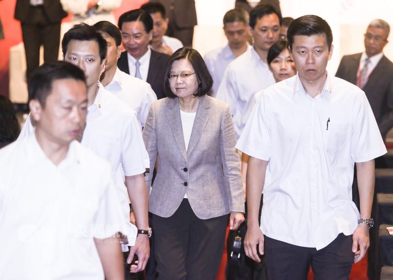總統蔡英文(中)25日出席台灣民主基金會慶祝成立15週年活動,離開時沒有回應媒體提問。中央社記者謝佳璋攝 107年6月25日