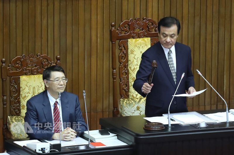 立法院臨時會25日處理空氣污染防制法修正草案,晚間立法院長蘇嘉全(右)正式敲槌,宣布空污法修正案三讀通過。中央社記者吳翊寧攝 107年6月25日