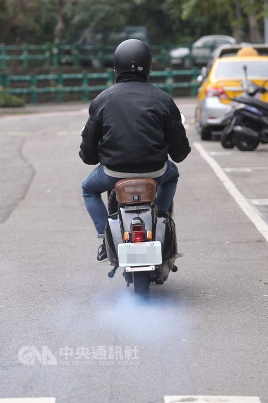 網路謠言說政府要消滅10年以上機車,行政院秘書長卓榮泰表示,只要通過檢驗,就可以上路。(中央社檔案照片)