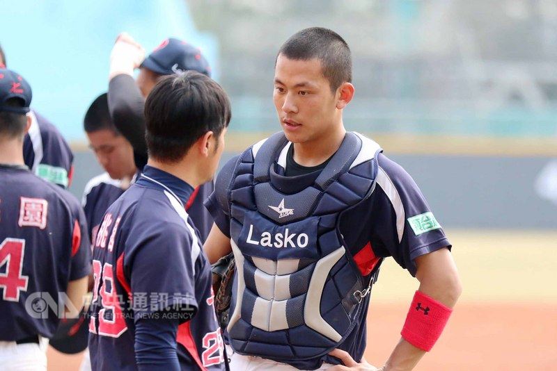 中職選秀2日登場,總計88人參加,為歷年參與選秀人數第3多,但被評估為「選秀小年」,各隊可能提早收手。富邦悍將握有狀元籤,呼聲高的李振昌、戴培峰(右)誰是狀元都是紀錄。(學生棒球聯盟提供)中央社記者謝靜雯傳真 107年7月1日