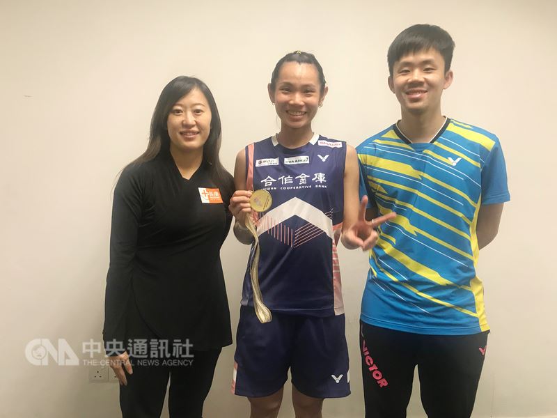 世界球后戴資穎1日在大馬羽球公開賽中,以直落二擊敗中國選手何冰嬌封后,圖為戴資穎(中)與教練賴建誠(右)、運動防護員陳盈璇(左)合影。(球迷提供)中央社記者黃自強新加坡傳真 107年7月1日