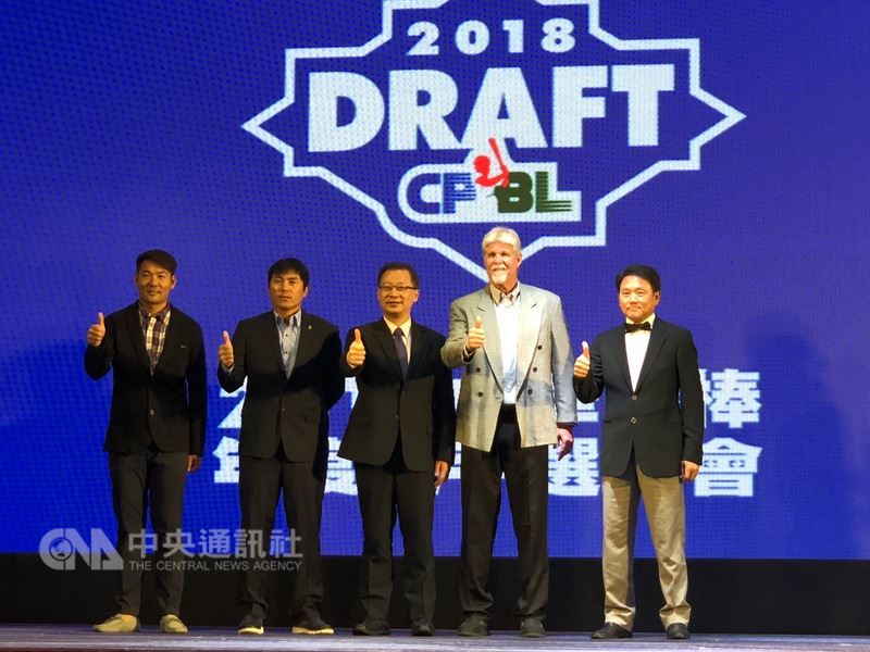 中華職棒2018年度新人選拔會2日登場,今年共有88位選手投入選秀,中職會長吳志揚(中)與4隊總教練出席。中央社記者黃巧雯攝 107年7月2日