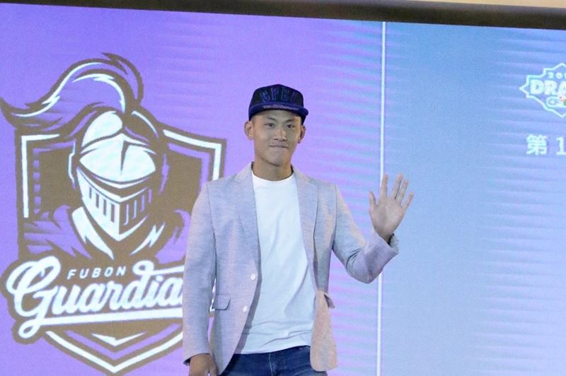 富邦悍將隊2日選秀首輪指名平鎮高中捕手戴培峰(圖),讓他成為最年輕的選秀狀元。(圖取自富邦悍將臉書facebook.com/FubonGuardiansBaseballTeam)