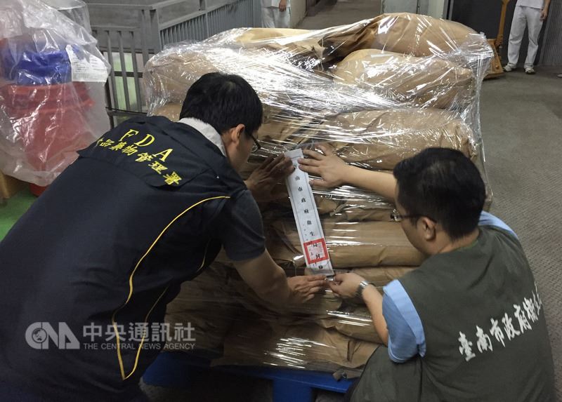 食藥署4日宣布,永詠股份有限公司使用過期丙二醇及色素,生產布丁粉、雞蛋布丁粉等產品共計580餘公斤,分別銷往新北市、新竹市、台南市等3家業者。(食品藥物管理署提供)中央社記者陳偉婷傳真 107年7月4日