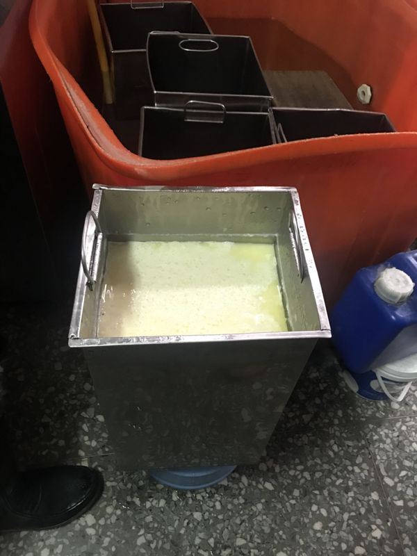 台南永詠公司前身為曾涉食安問題的立光農工,近期又被查獲使用逾期食品添加物製成布丁粉賣給下游業者,4年來恐已被民眾吃下肚。圖為新北市一家豆花店以永詠布丁粉製成的布丁豆花。(台南市調處提供)中央社記者張榮祥台南傳真 107年7月4日