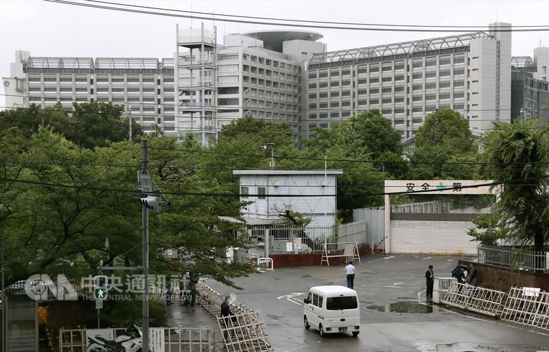 1995年指使信徒發動東京地鐵沙林毒氣事件的奧姆真理教前教主、63歲的麻原彰晃(本名松本智津夫)6日在東京拘留所遭絞刑處死。(共同社提供)中央社 107年7月6日